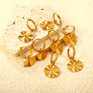 Boucles Oreilles Créoles Texture Rayonnante Pendentif Cœur Fleur Éventail Rond Acier Inoxydable Plaqué Or 18K