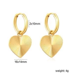 Vue détaillée des boucles d'oreilles créoles cœur plaquées or 18 carats avec texture