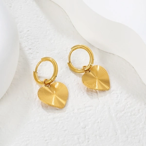 Vue détaillée des boucles d'oreilles cœur plaquées or 18 carats avec texture soleil