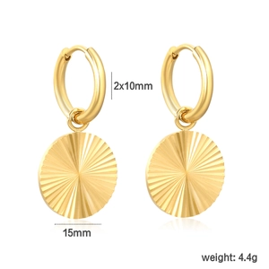 Détail de boucles d'oreilles en or 18k avec pendentif texturé radial et dimensions