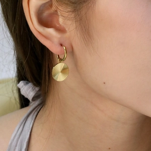 Boucles d'oreilles créoles plaquées or avec pendentifs circulaires à motif rayon de soleil