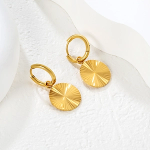 Créoles en acier inoxydable plaqué or 18k avec pendentifs texturés à rayons de soleil