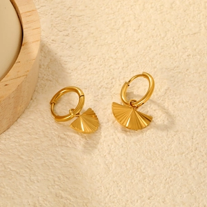 Boucles d'oreilles créoles plaquées or 18 carats avec pendentifs texturés en éventail