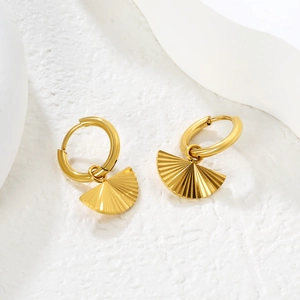 Détail des boucles d'oreilles créoles plaquées or 18K avec pendentifs plissés en éventail