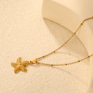 Collier avec pendentif étoile de mer dorée à texture pointillée sur chaîne à billes