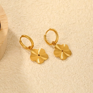 Détail de boucles d'oreilles fleur plaquées or 18K avec gravure radiale et texture fine