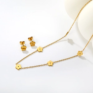 Parure élégante avec collier et boucles d'oreilles fleur dorée à cinq pétales pour femme