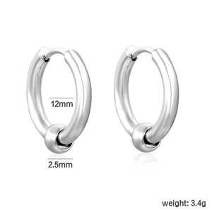 Vue détaillée des créoles en acier inoxydable de 12mm avec perle mobile de 2,5mm