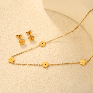 Parure élégante dorée avec collier à fleur et boucles d'oreilles assorties