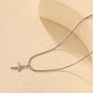 Collier chaîne serpent en acier inoxydable argenté avec un pendentif étoile à quatre branches