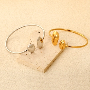 Bracciale Rigido Aperto In Acciaio Inossidabile Minimalista Forma A Fagiolo Asimmetrica Lucidato A Specchio Per Donna