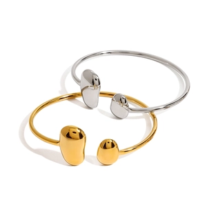 Bracciali aperti a goccia in acciaio inossidabile oro e argento su fondo bianco