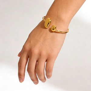 Bracciale rigido aperto in acciaio inossidabile dorato lucido con punte a goccia d'acqua