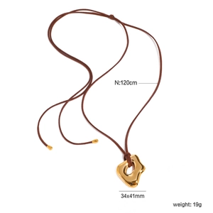 Collana lunga in acciaio inossidabile con pendente dorato traforato su cordino in pelle