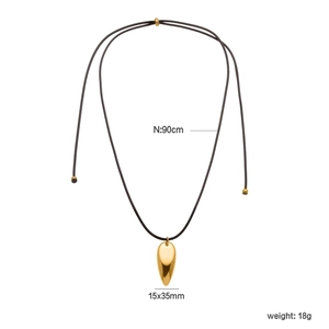 Ciondolo a goccia dorata minimalista su collana in corda di cuoio marrone regolabile