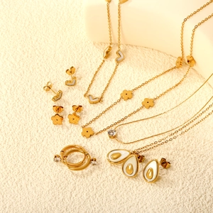 Golden stainless steel jewelry set with white shell heart pendant and floral earrings