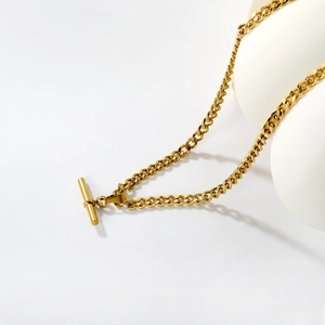 Gouden roestvrijstalen Cubaanse schakelketting met minimalistische OT-sluiting op standaard