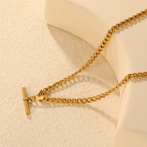 Chic golden stainless steel cylinder pendant necklace with toggle clasp on cubic stand