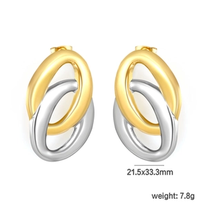 Détail macro de boucles d'oreilles ovales entrelacées or et argent avec mesures