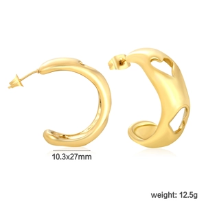 Vue détaillée boucles d'oreilles dorées en C ajourées cœur, taille 10,3x27mm et poids