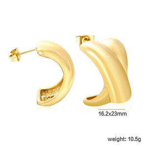Gros plan sur les boucles d'oreilles en X plaquées or 18k avec dimensions indiquées