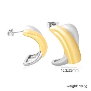 Détail de boucles d'oreilles bicolores en acier inoxydable plaqué or 18k de forme en C
