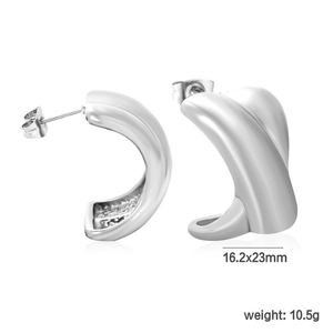 Détail des boucles d'oreilles doubles cercles argentés mesurant 16,2x23 mm
