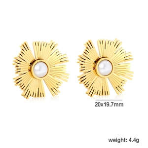 Détail de boucles d'oreilles soleil dorées avec perle et dimensions de 20x19,7mm
