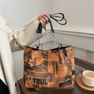 Sac Fourre-Tout Imprimé Journal Vintage Femmes Grande Capacité Sac À Épaule Cuir PU Avec Chaîne Métal Rétro Mode