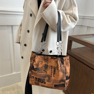 Sac cabas chic avec imprimé journal et lanières en chaîne sur mannequin