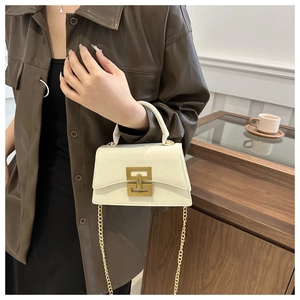 Petit sac carré blanc crème avec bandoulière chaîne dorée et fermoir métallique