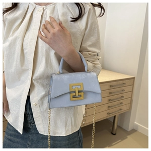 Sac à bandoulière bleu clair texturé avec boucle dorée et bandoulière en chaîne