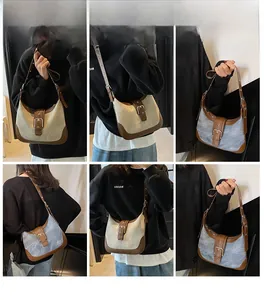 Vue détaillée des sacs de selle demi-lune en toile et denim avec lanières en cuir et boucles