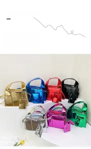 Détail de sept mini sacs à main métalliques avec porte-monnaie assortis exposés