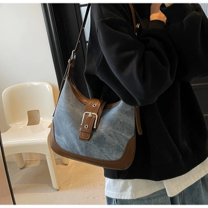 Λεπτομέρεια ρετρό τσάντας από απομίμηση denim με καφέ δερμάτινο ρέλι και αγκράφα