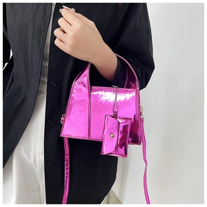 Détail du sac à main rose métallisé avec mini pochette et chaîne sur le bras