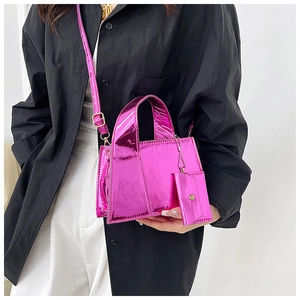 Détail de sac à main rose métallique montrant la texture brillante et la petite pochette