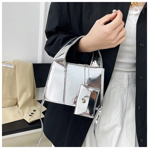 Sac à main minimaliste en cuir miroir argenté avec pochette chaîne sur un mannequin