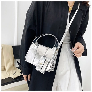 Détail du sac à main argenté miroir avec mini pochette et bandoulière chic