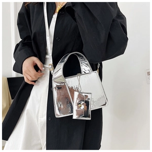 Détail du sac à main argenté métallisé avec mini pochette et fine bandoulière