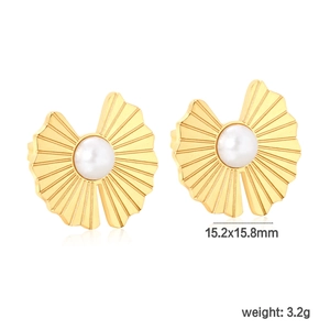 Vue détaillée des boucles d'oreilles feuilles de ginkgo dorées 18K avec perle blanche