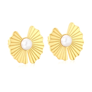 Boucles d'oreilles feuilles dorées en X avec perle blanche et texture en métal