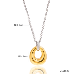 Vue détaillée du pendentif ovale bicolore avec chaîne de 40+5cm et taille 13,2x18mm