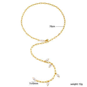 Collier chaîne trombone dorée de 70cm avec cinq perles baroques de 7x10mm sur blanc