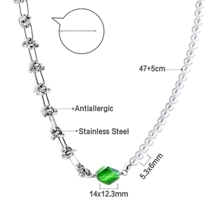 Collier en acier inoxydable avec nœuds, perles blanches et pendentif cristal vert