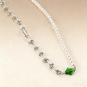 Collier en acier inoxydable avec perles blanches, chaîne nouée et cristal vert losange