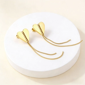 Boucles d'oreilles cœur en acier doré avec longues franges de chaînes serpent sur socle