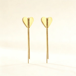 Élégantes boucles d'oreilles cœur en acier doré avec de longues chaînes à pompons