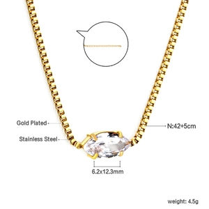 Dettaglio catena box in acciaio placcato oro 18K con ciondolo in zircone marquise
