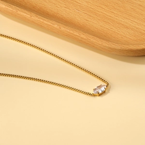 Dettaglio della collana a catena veneziana placcata oro 18K con pendente in zircone